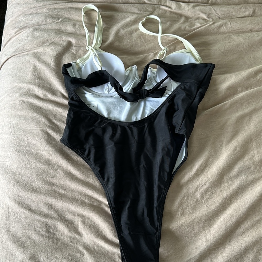 One piece - Picture 2 of 3